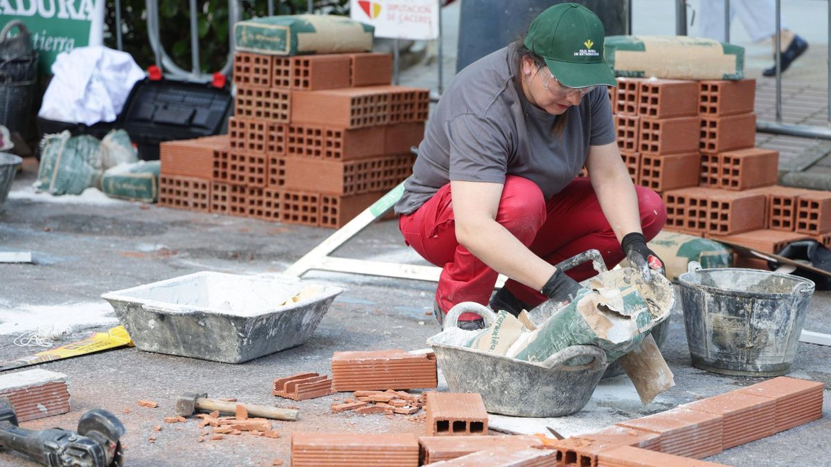 Una mujer en el concurso de albañilería ‘Cáceres, Patrimonio de la Humanidad’.