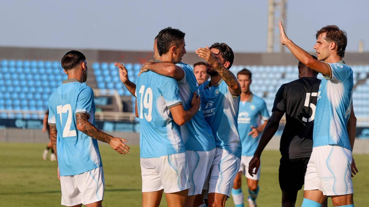 Los jugadores de la UD Ibiza celebran el primer gol.