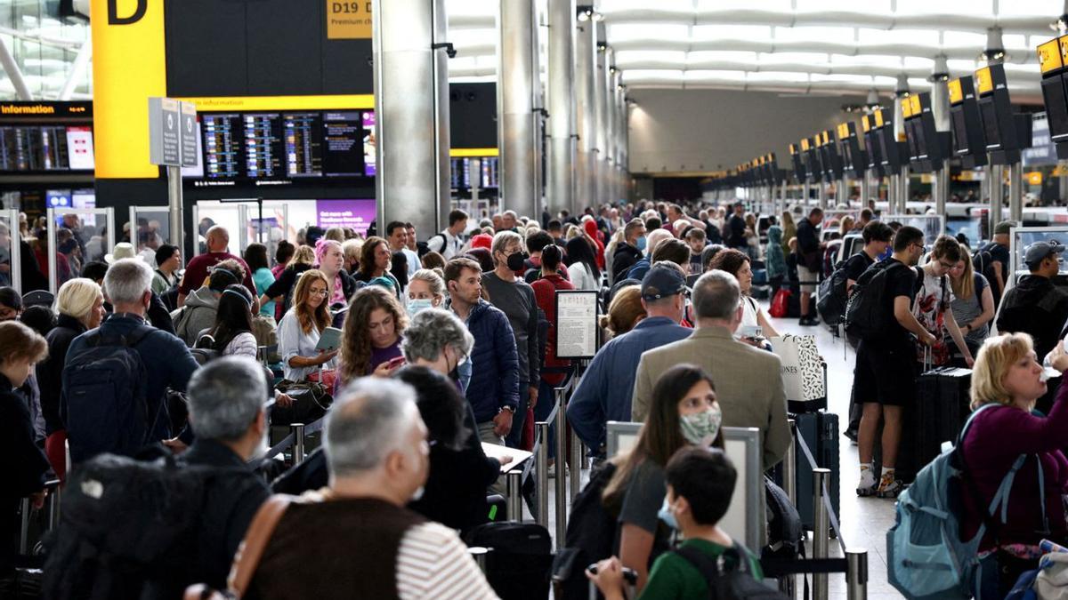 Pasajeros listos para embarcar en el aeropuerto de Heathrow el martes. | REUTERS/HENRY NICHOLLS