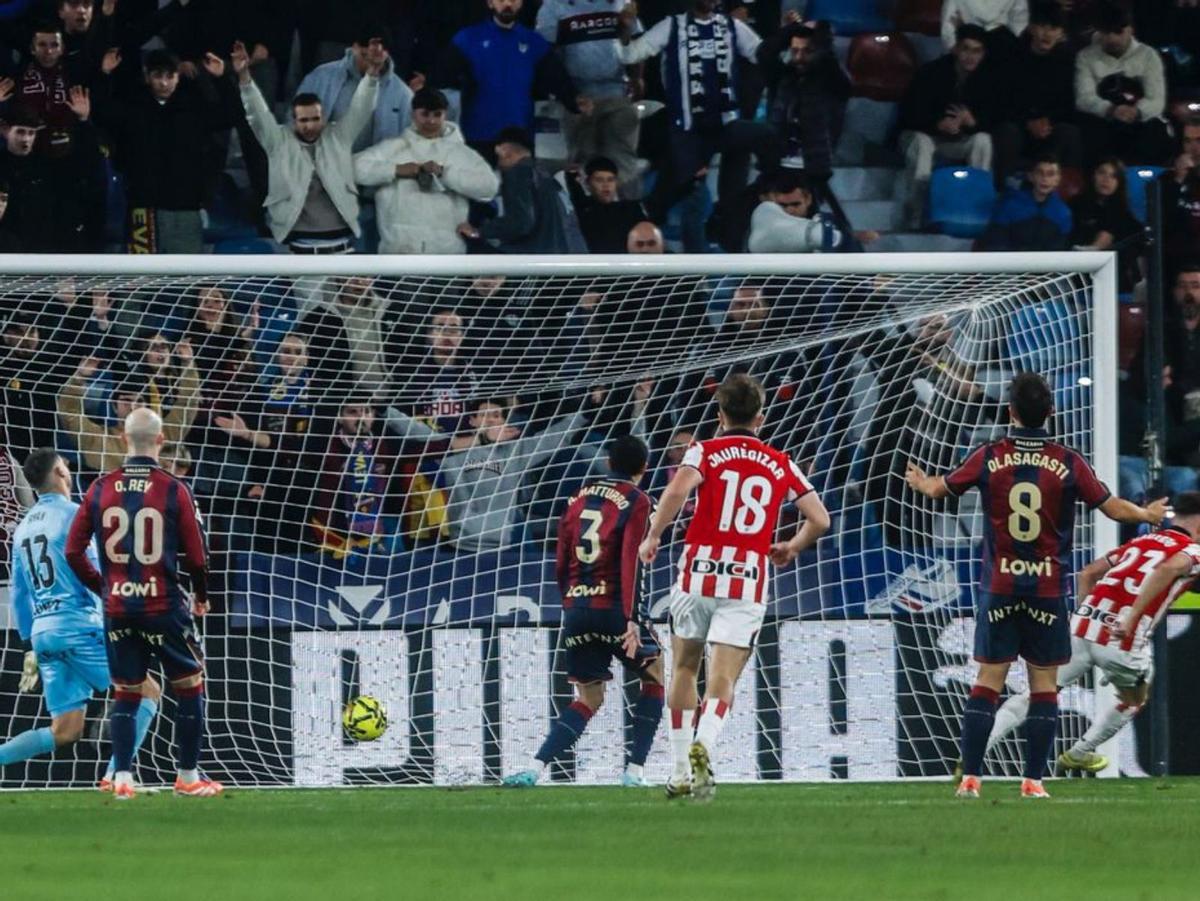 1.Dos futbolistas de los equipos Genuine del Levante y del Athletic, hacen el saque de honor por el Dia de las Personas con Discapacidad. 2.  Gol de Navarro, a los tres minutos. 3. Defensa férrea a Manu Sánchez. 4. Saludo entre Calero y  Valverde antes del choque.