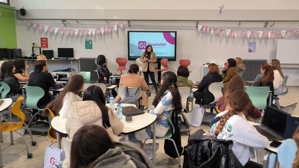 En la imagen, Kimia Ehsani Dolati, desarrolladora del equipo de Guadaltel en innovaciones para administraciones públicas, hablando en el IES Polígono Sur, donde fue alumna, para orientar a las estudiantes sobre la proyección que las mujeres pueden conseguir en las profesiones tecnológicas.