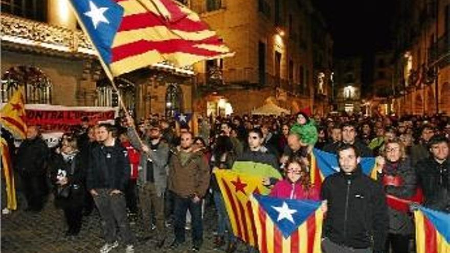 Unes 300 persones ho celebren a Girona