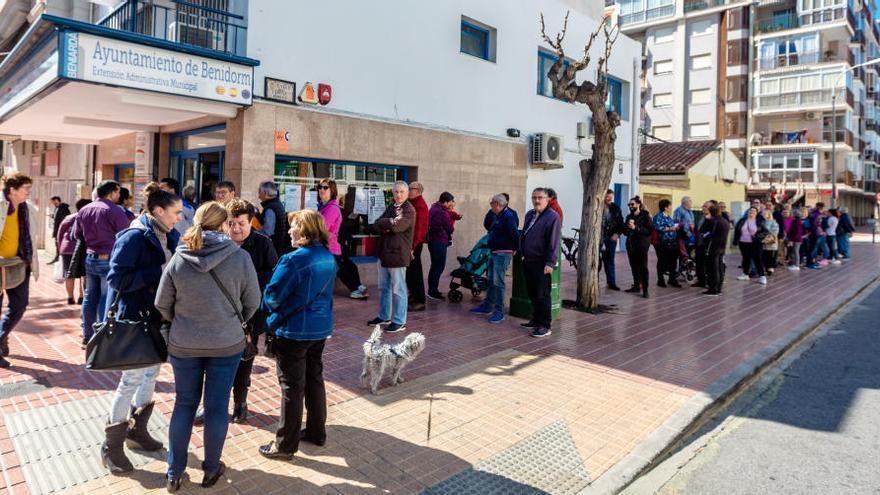 Colas para obtener la tarjeta de residente frente a la extensión municipal de Colonia Madrid.