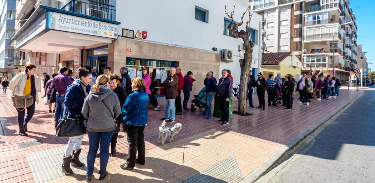 Colas para obtener la tarjeta de residente frente a la extensión municipal de Colonia Madrid.