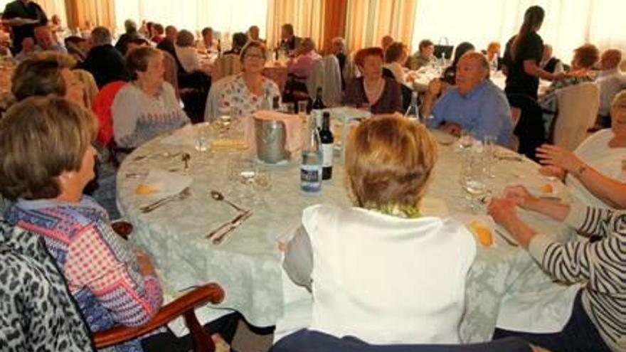El dinar de germanor dels Pensionistes i Jubilats de Blanes reuneix 200 persones