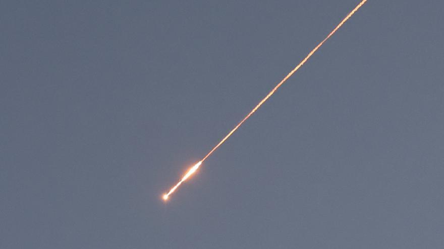 Israel e Irán intercambian misiles y bombardeos en una noche de sirenas antiaéreas y fuegos artificiales