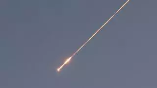 Israel e Irán intercambian misiles y bombardeos en una noche de sirenas antiaéreas y fuegos artificiales