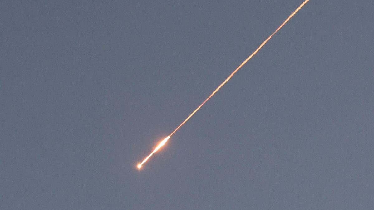 İsrail ve İran, bir gece havale ve havai fişek gecesinde füzeler ve bombalama alışverişi