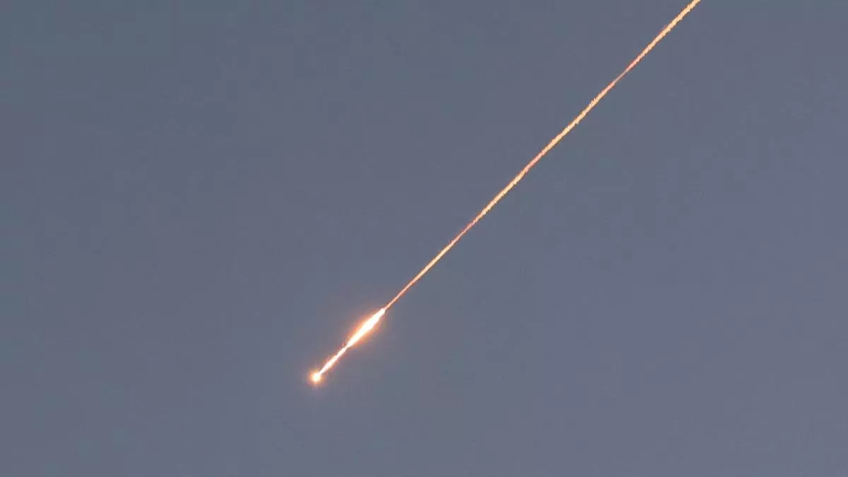 Israel e Irán intercambian misiles y bombardeos en una noche de sirenas antiaéreas y fuegos artificiales