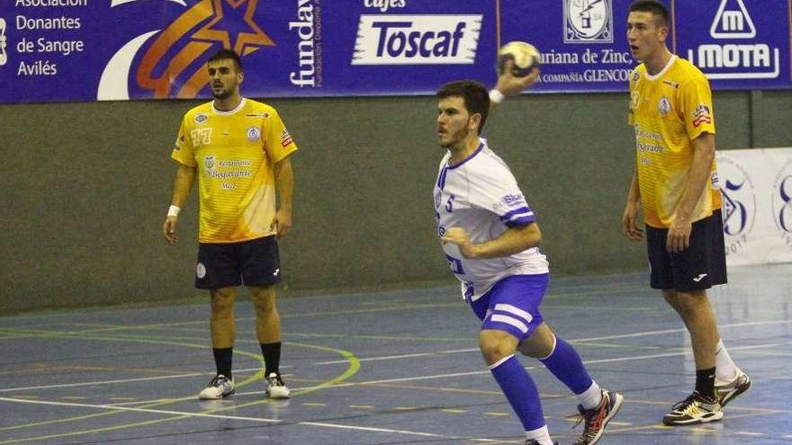 Tejerina protagoniza una jugada ofensiva en el encuentro de ayer del Toscaf Atlética Avilesina.