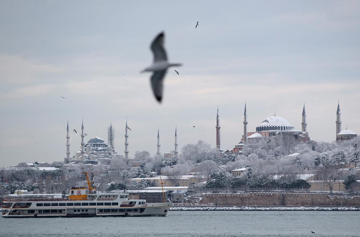Un ferry en el Bósforo, en una nevada Estambul.