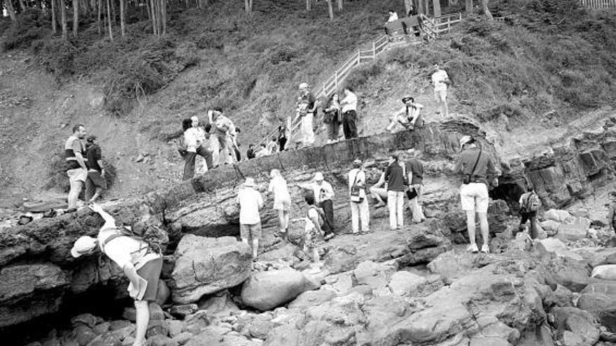 Algunos de los paleontólogos que participaron en el congreso del Museo del Jurásico, ayer, en la playa de La Griega.