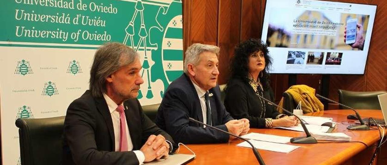 De izquierda a derecha, José Ramón Obeso (vicerrector de Investigación), Santiago García Granda (rector) y Ana Caro (gerente), ayer, en la rueda de prensa posterior al consejo de gobierno.