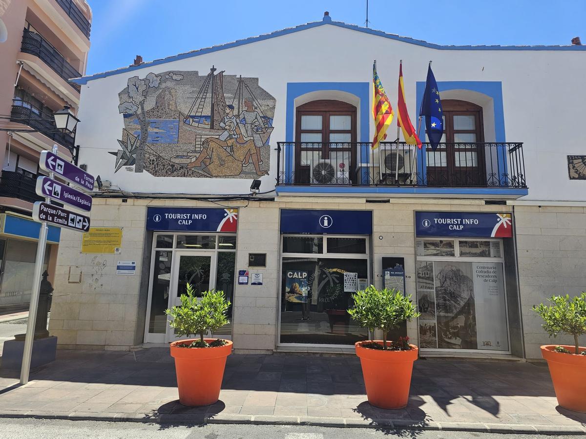 El mural está en la fachada de la oficina de Turismo