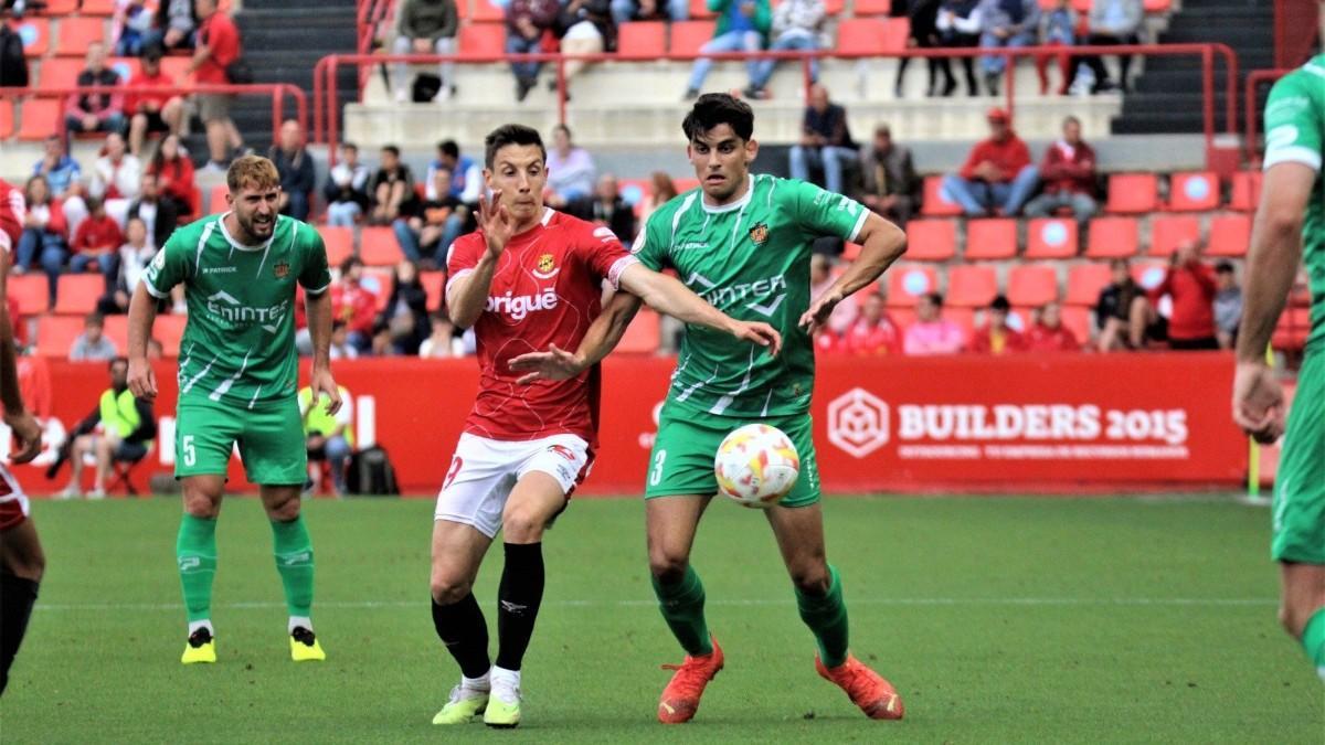 Acción del partido en el Nou Estadi Costa Daurada