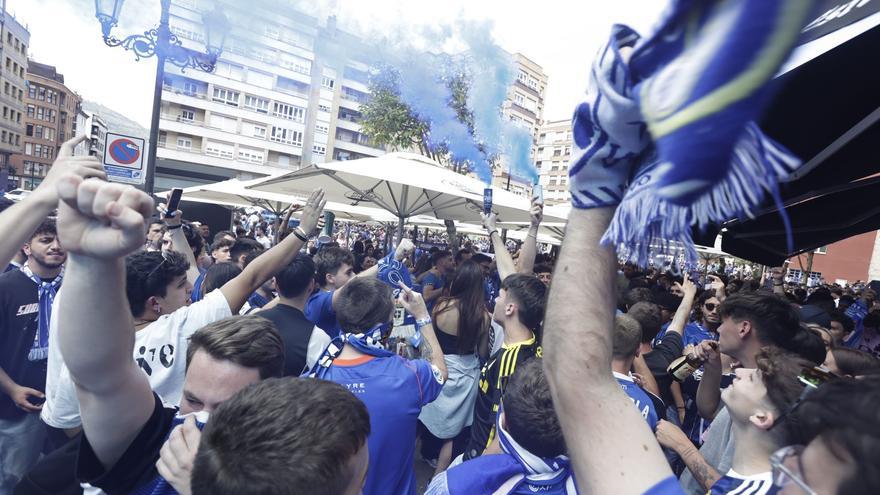 Oviedo quiere ver el partido en la calle: espectacular ambientazo en la plaza de Pedro Miñor antes del encuentro