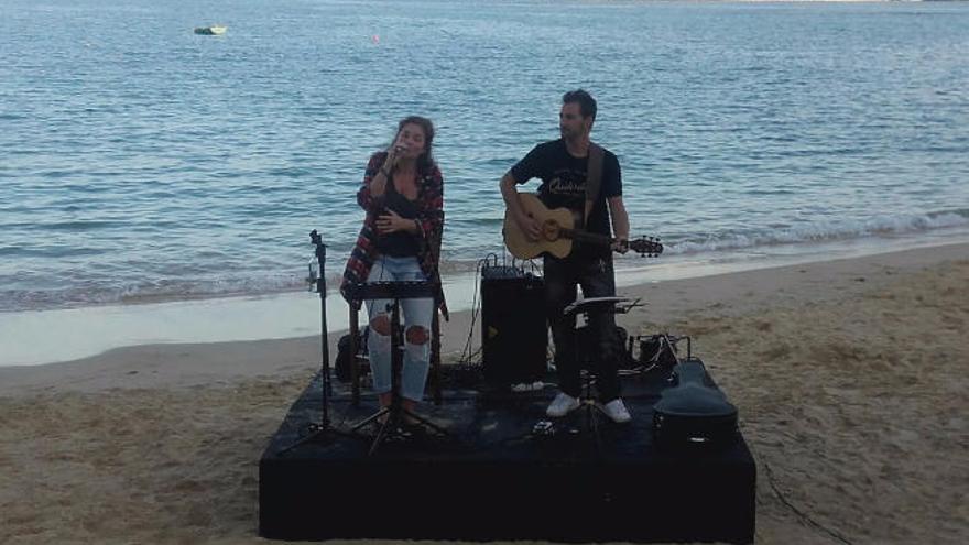 El dúo Ania y Emiliano, italianos afincados en la isla, durante su actuación.