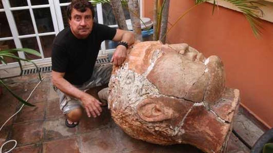 José Seguiri con una de sus obras más conocidas, en el patio de su casa.