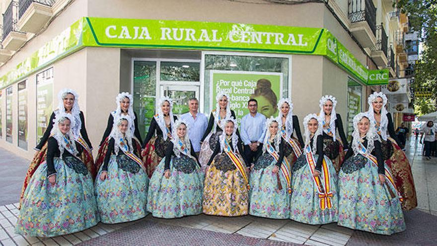 Las representantes del fuego conocieron la oficina principal de Caja Rural Central en Alicante, entidad que colabora con la Fiesta alicantina