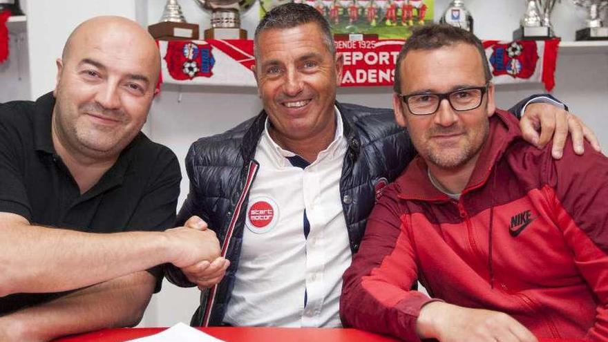 Mariano, Camba y Blanco, ayer, tras rubricar la renovación en la sede del Estradense. // Bernabé/Cristina M. V.