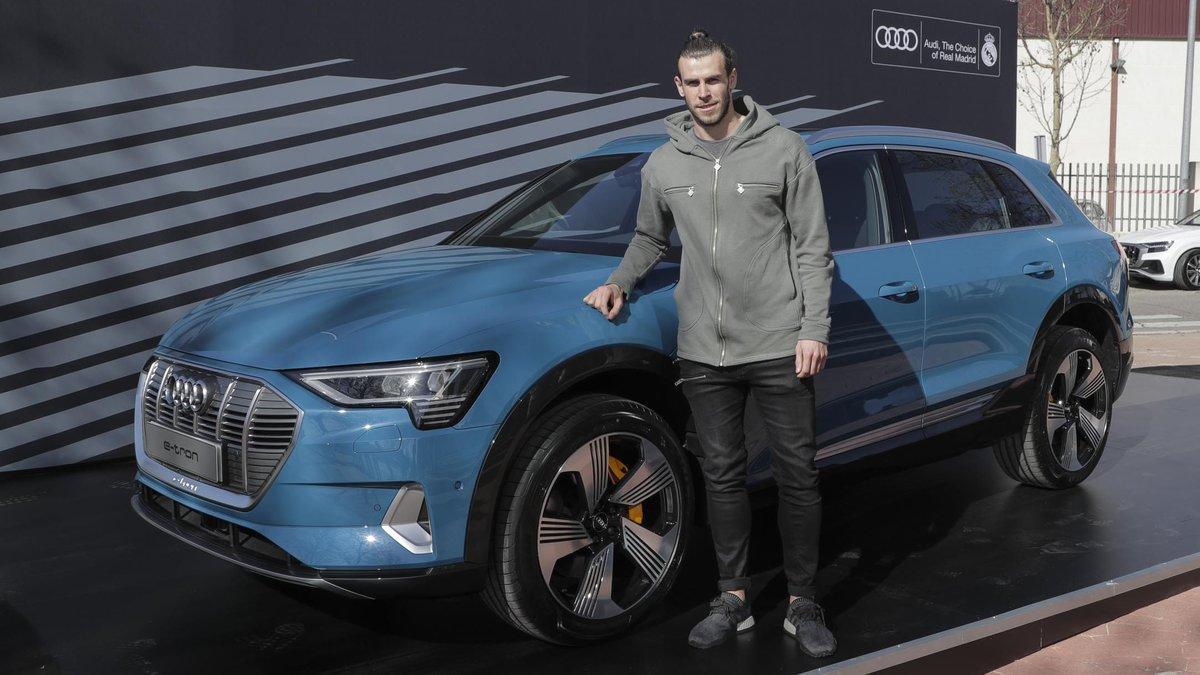 Gareth Bale posa con su nuevo Audi e-tron.