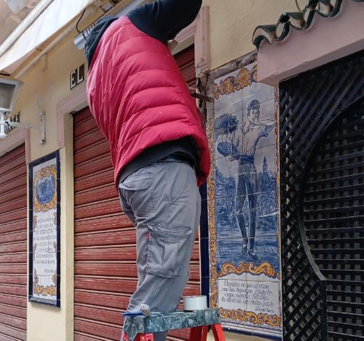 Un albañil extrae los azulejos de los Ruiz de Luna del Restaurante El Chinitas, el pasado enero.