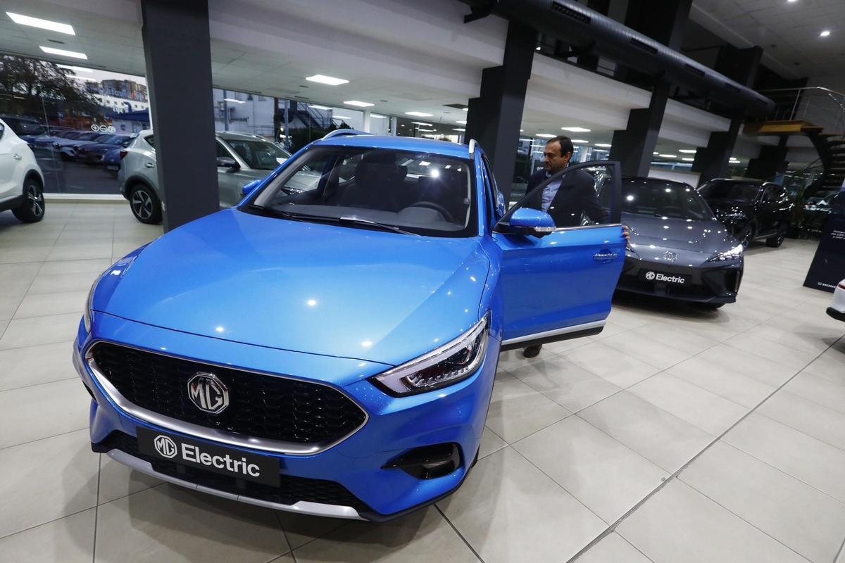 Imagen de archivo en un coche eléctrico en un concesionario automovilístico de la ciudad de Zaragoza.
