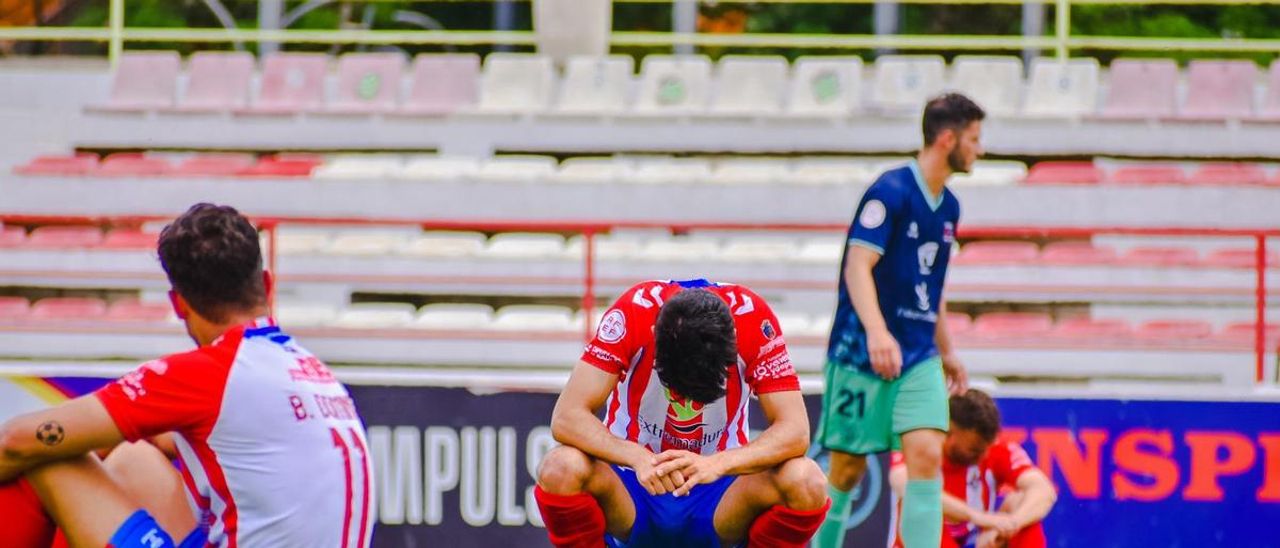 Los jugadores, hundidos tras perder ante el Diocesano.