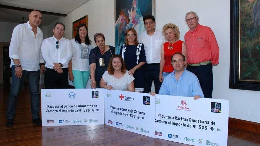 Entrega de cheques de la Feria Raíces a entidades sociales, ayer en la Diputación.