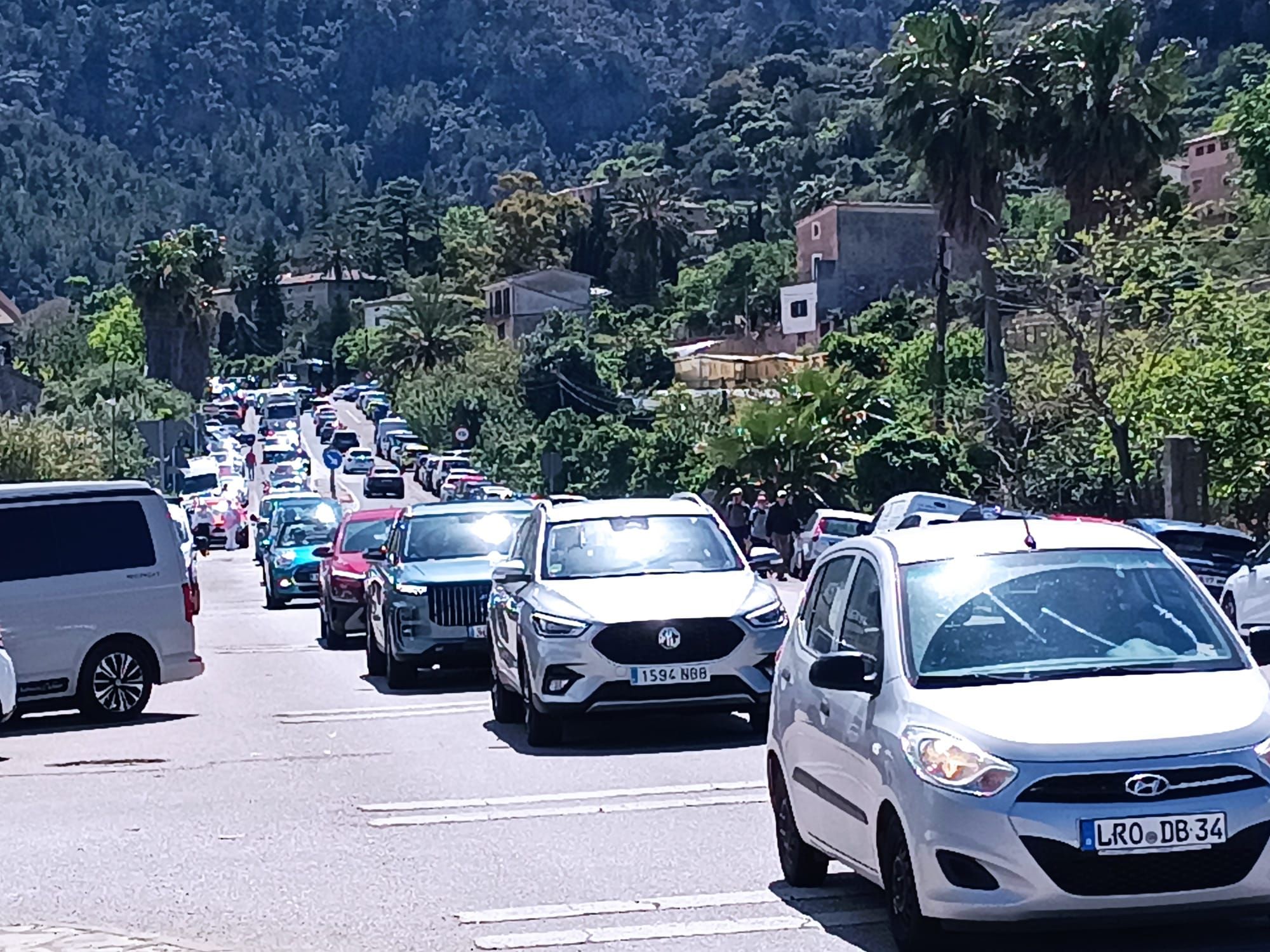La entrada de multitud de vehículos a Sóller.