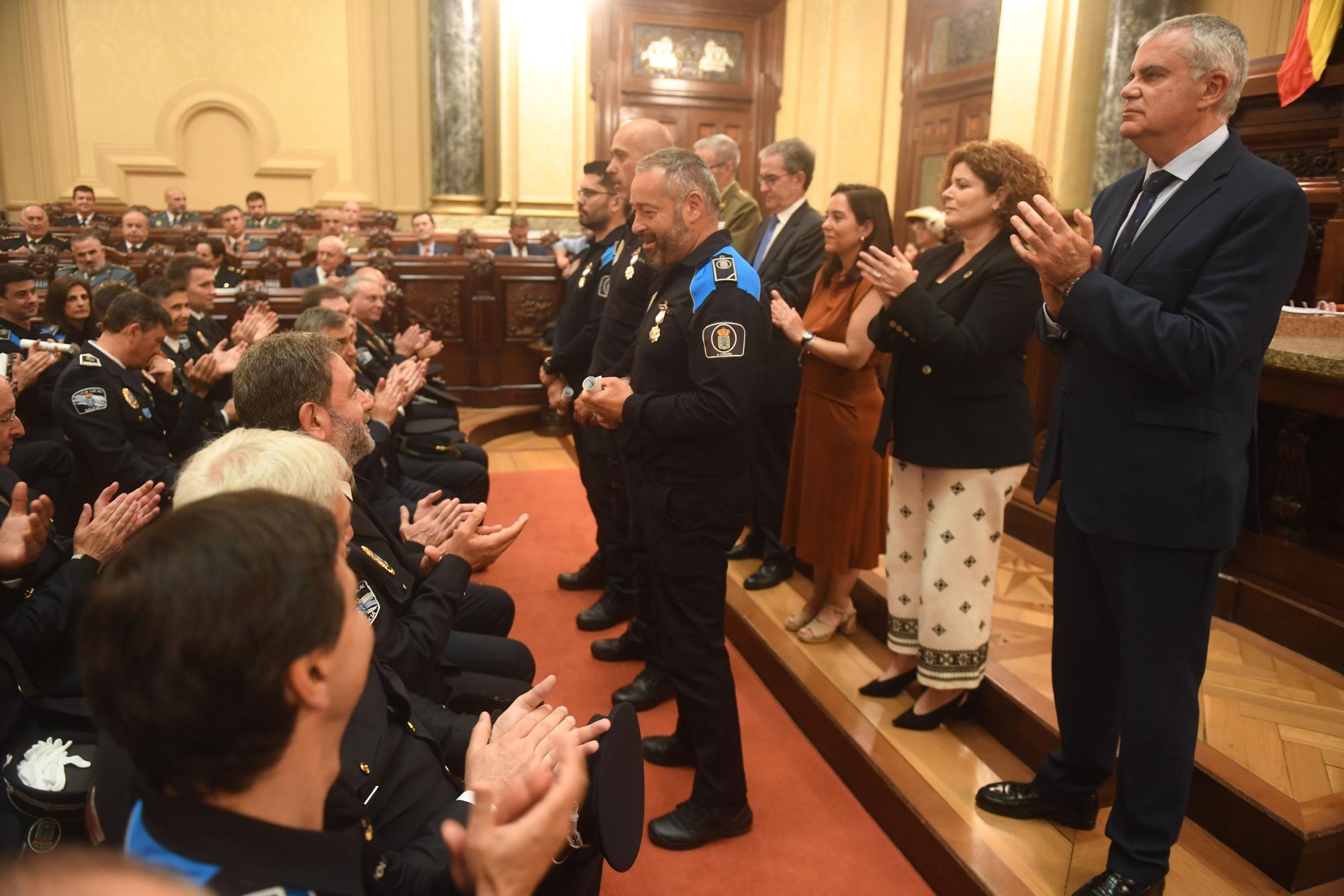 Homenaje a los policías locales de A Coruña que llevan 20 años en el cuerpo