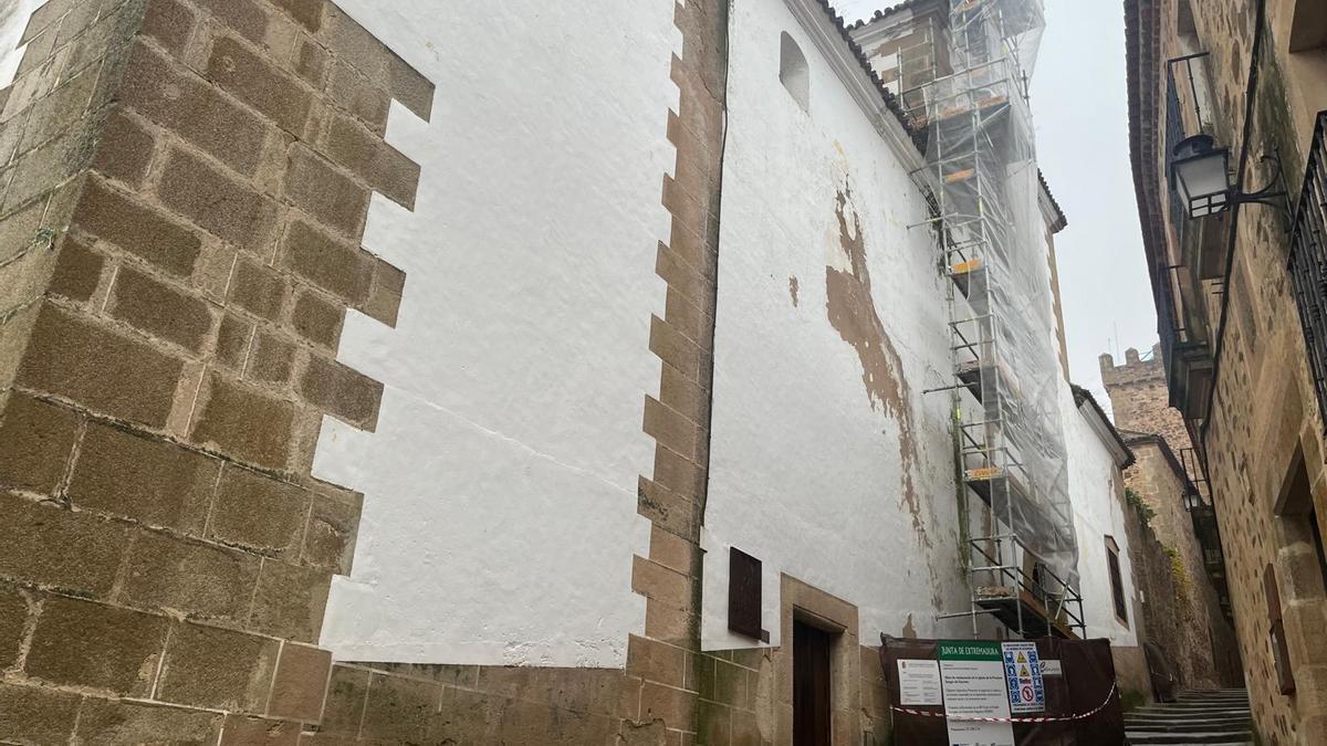 Comienzan la restauración de la cubierta de la Preciosa Sangre en Cáceres