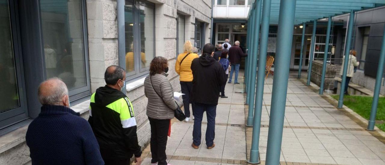 Cola en el exterior del centro de salud de Vilagarcía, para pedir cita.