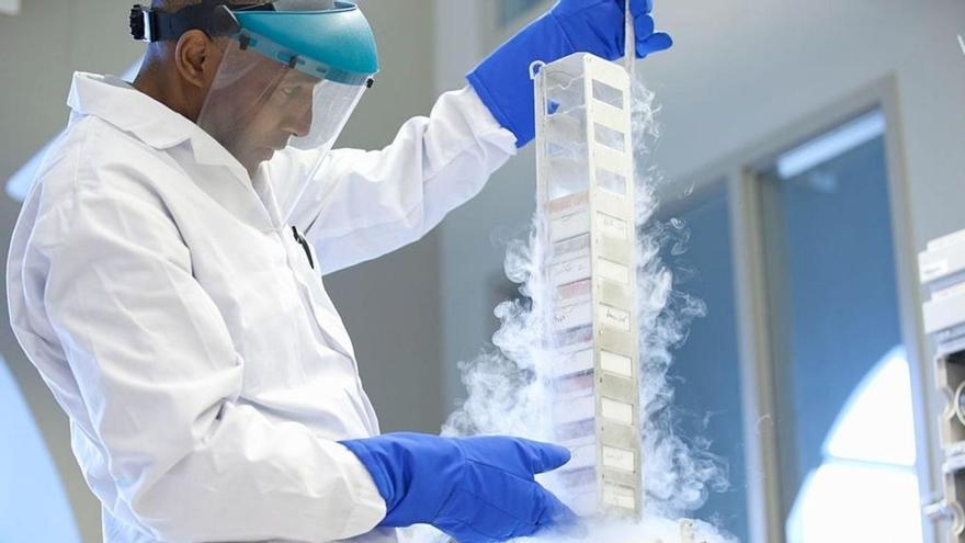 Una imagen de un investigador trabajando en una de las empresas de biotecnología y biomedicina del clúster del Parc Bit.