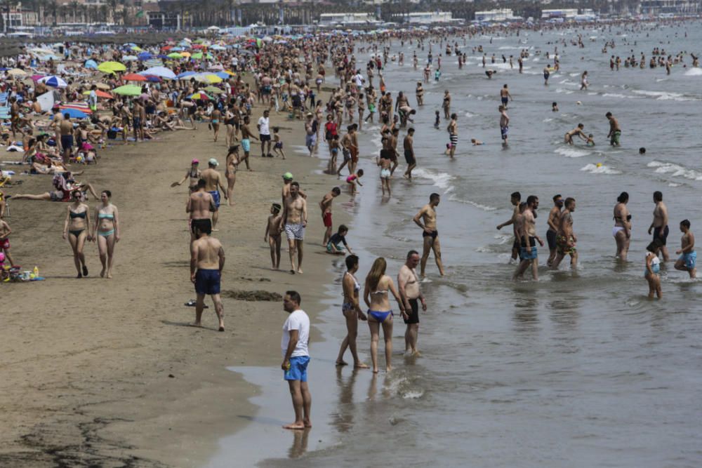 Las playas de València se llenan el primer fin de semana del verano