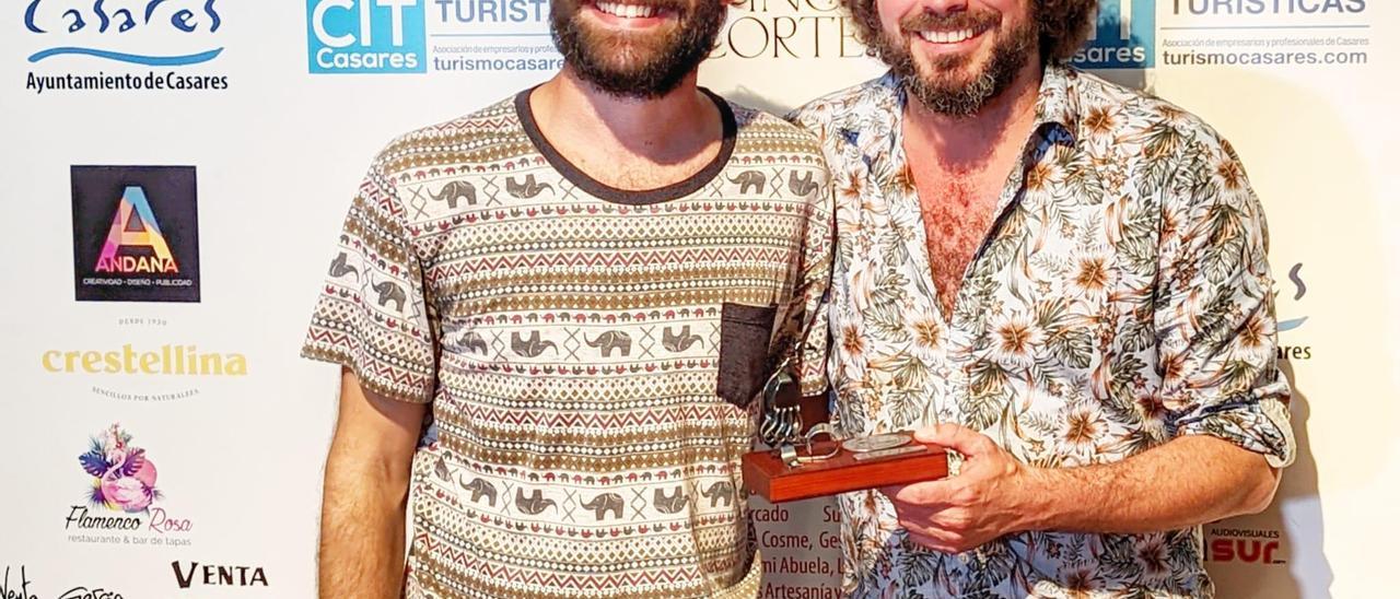 Dany Ruz y Andrés Berlanga, con el premio.