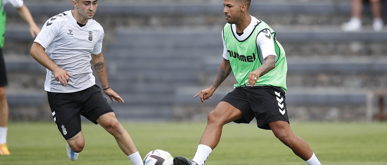 Jonathan Viera (derecha) y Alberto Moleiro, en el entreno de hoy en Barranco Seco.