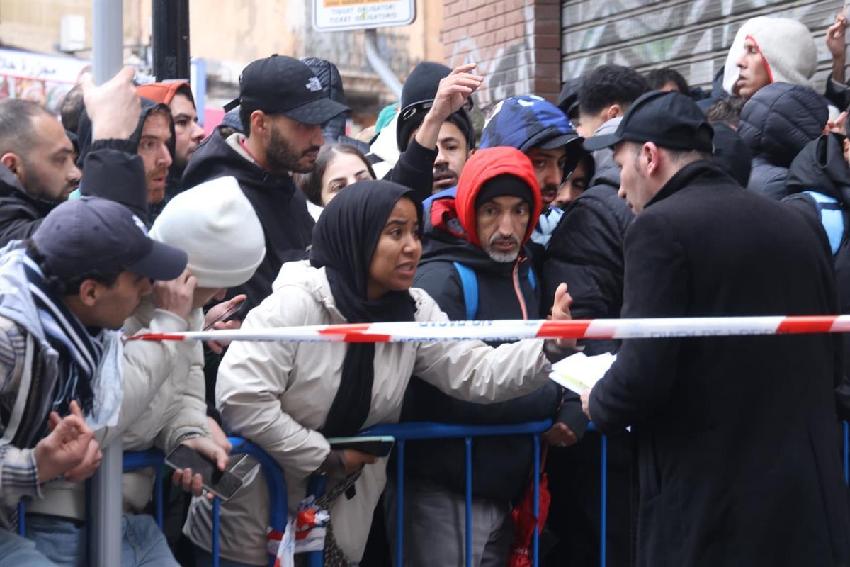 Colas de inmigrantes sin papeles en el consulado de Argelia en Alicante