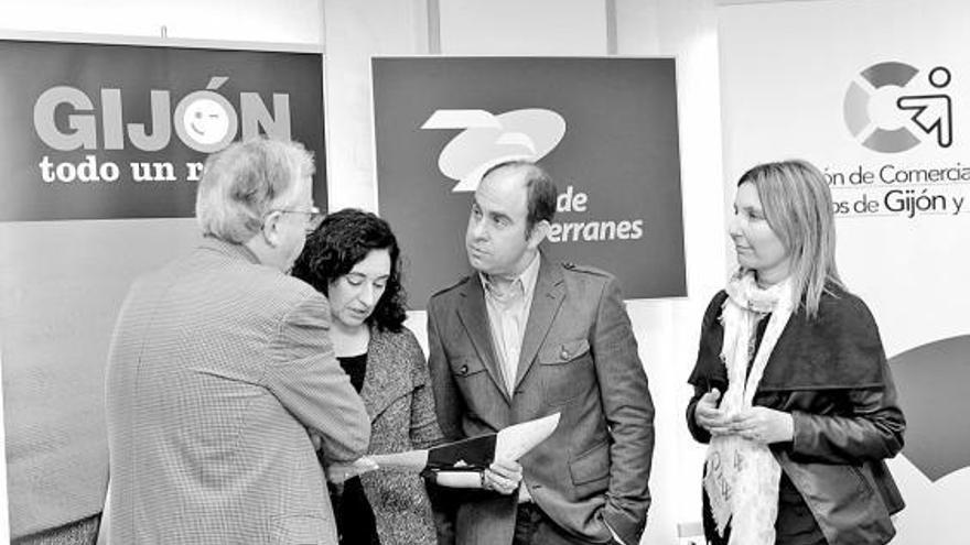 José Carlos González, Marián Sánchez, David Argüelles y Conchita Vallina, en la sede de la Unión de Comerciantes.