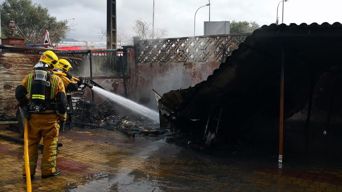 Bombers de Palma durante una intervención para apagar un fuego.