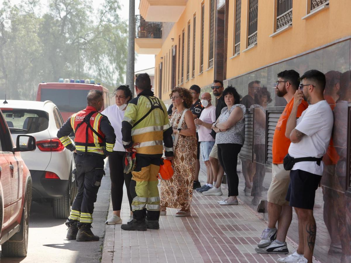 Las imágenes del incendio declarado en el cauce del río Vinalopó en pleno casco urbano de Sax Las imágenes del incendio declarado en el cauce del río Vinalopó en pleno casco urbano de Sax