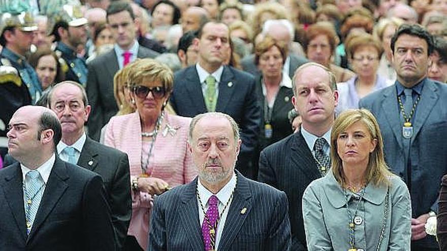 José Suárez Arias-Cachero, tras Gabino de Lorenzo e Isabel Pérez-Espinosa, en una de sus últimas imágenes juntos, el pasado mes de junio, en el Corpus. A la izquierda, el concejal Agustín Iglesias Caunedo; tras él, Jaime Reinares, Conchita García, Iván de Santiago y Alberto Mortera./ luisma murias