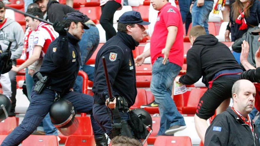 Carga policial en el Fondo Sur durante el partido Sporting-Córdoba de mayo de 2013.