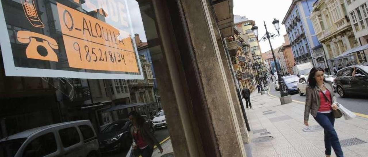 Vista de la calle El Rosal, con varios comercios cerrados.