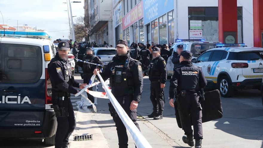 Muere acribillado un joven y su mujer resulta herida en un tiroteo en una gasolinera de Badajoz