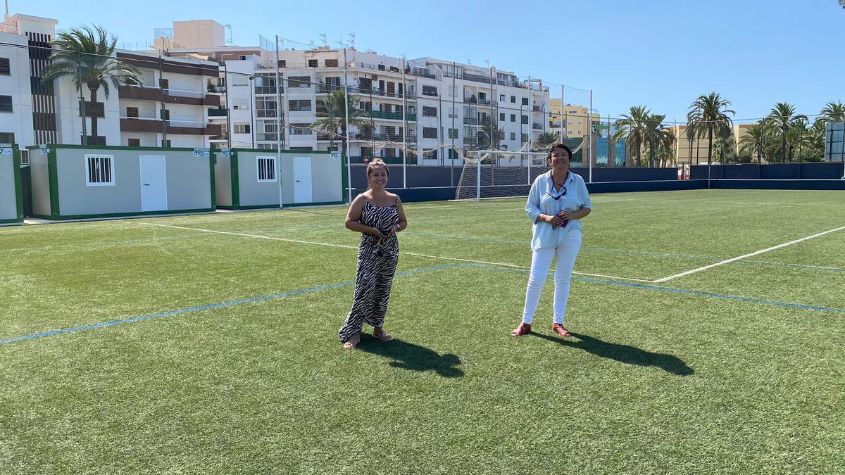 Elena López y Lucía Ibarra durante su visita al campo de fútbol de Can Cantó