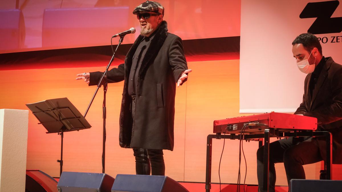 Actuación de Gene García con Pedro Calero al piano.