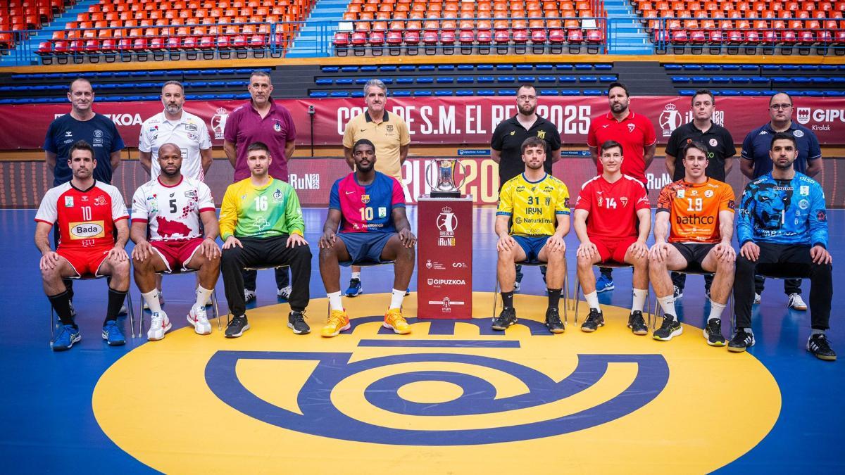 Los entrenadores y capitanes de los ocho equipos, junto al trofeo