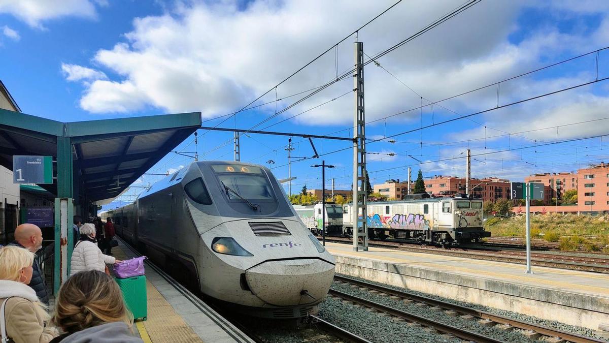 El Alvia entre Barcelona y Galicia a su paso por Pamplona este otoño. |  V. Currás