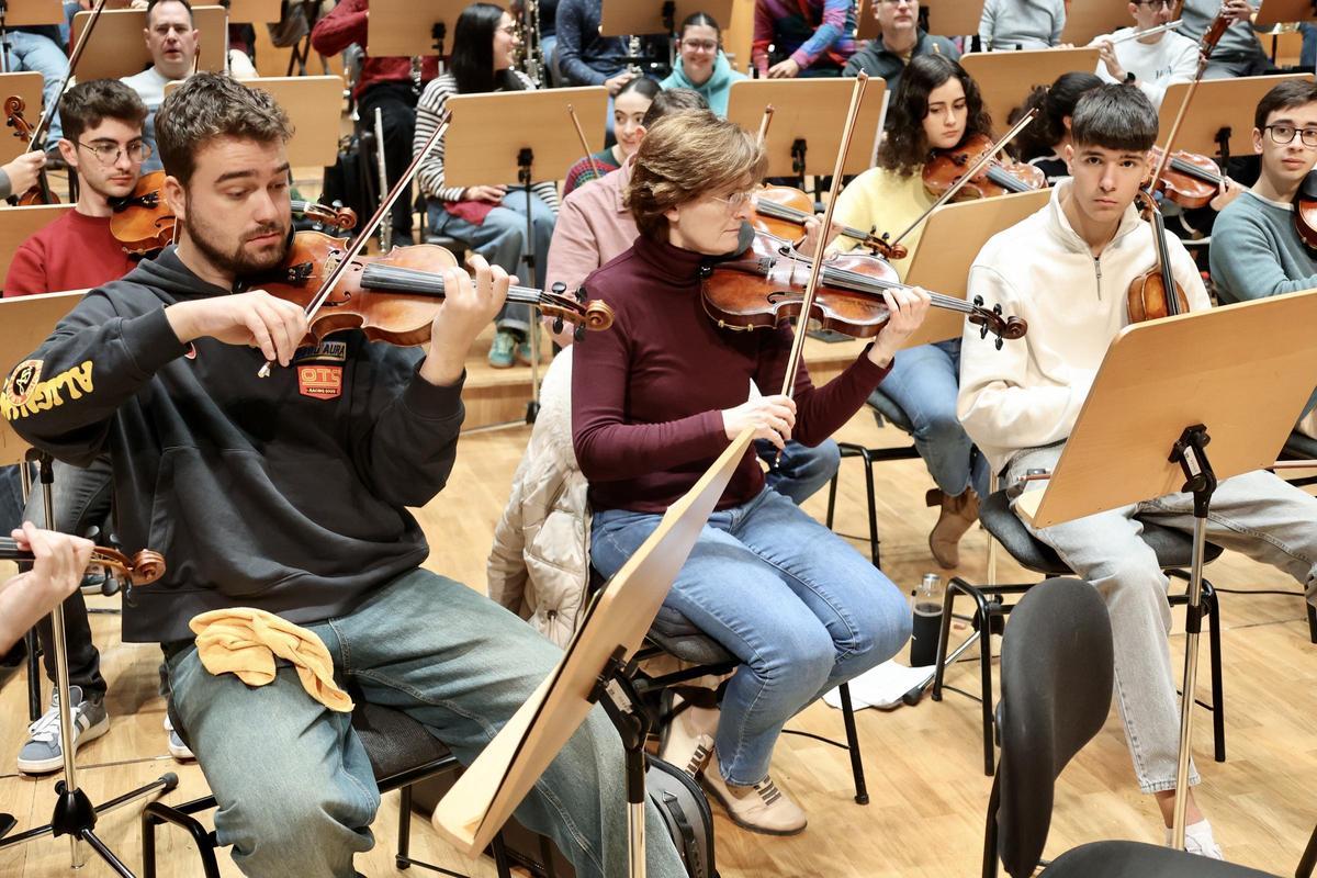 Los músicos durante los ensayos.